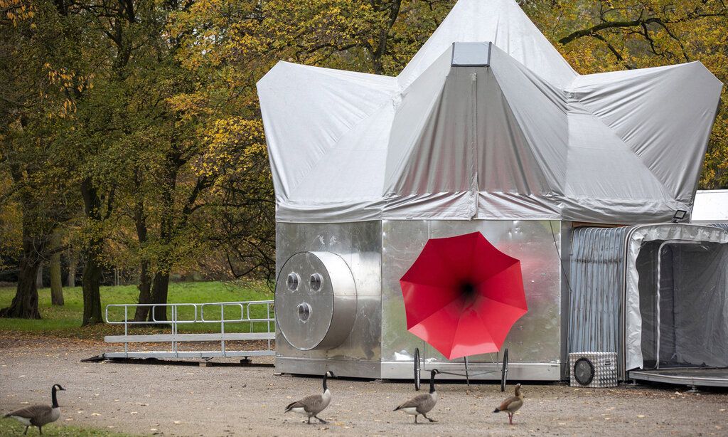 UFO im Volksgarten, Düsseldorf-Oberbilk, Gänse laufen durchs Bild