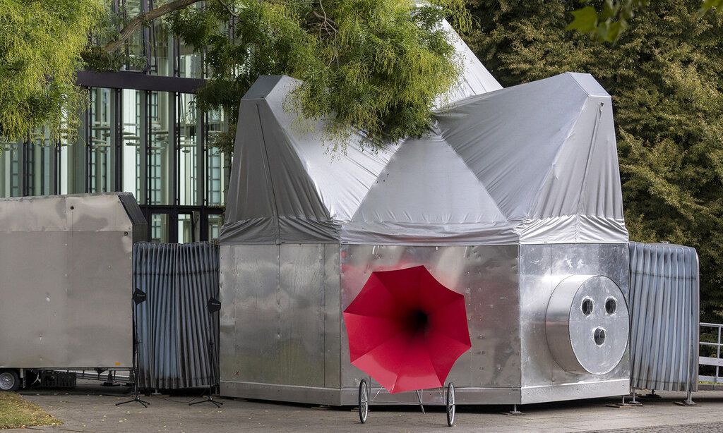 Fantasievolles Metallobjekt mit rotem nostaligischen Lautsprecher