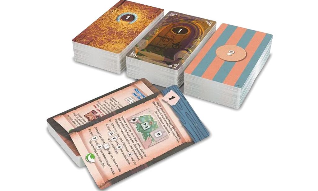 vier Kartenstapel mit Spielkarten von Unlock Kids