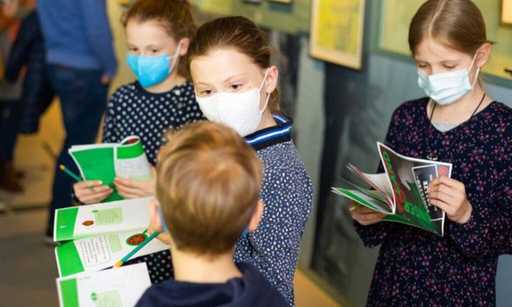 Kinder in der Ausstellung Unser Land