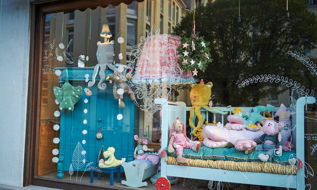 Schaufensterdekoration mit Kindermöbeln und Stofftieren