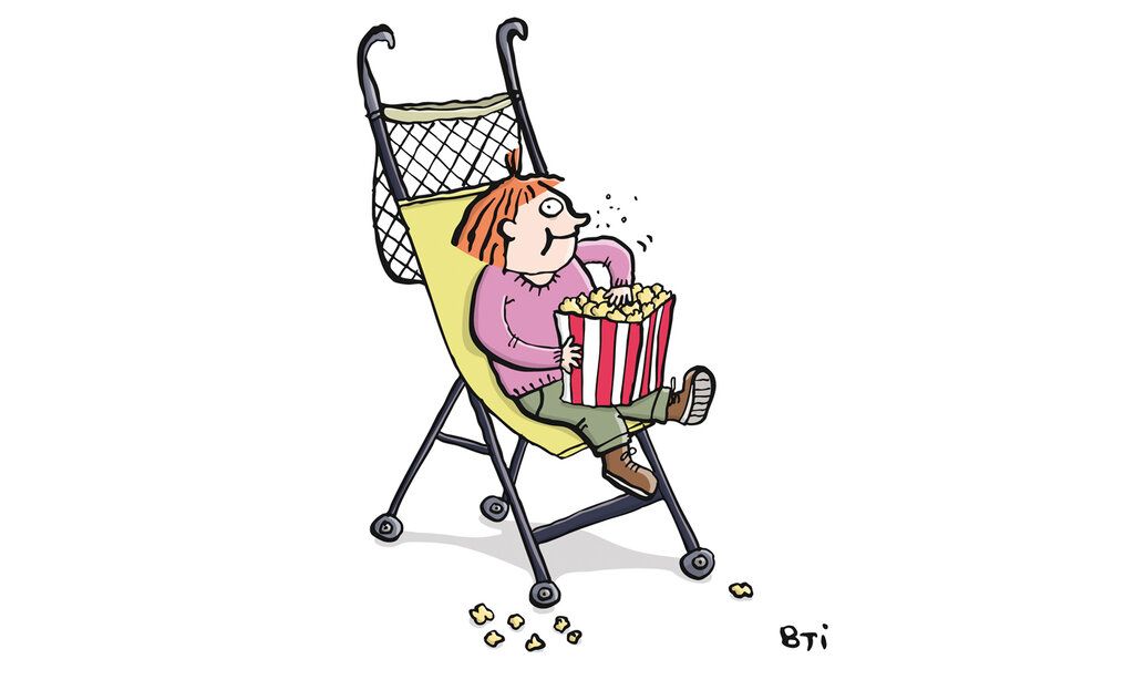 Illustration zur Vater Kolumne: Kind sitzt mit Popcorn im Buggy