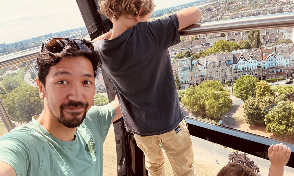 Vater mit zwei Kindern im Aussichtsturm Look 360° Panorama über Oberkassel
