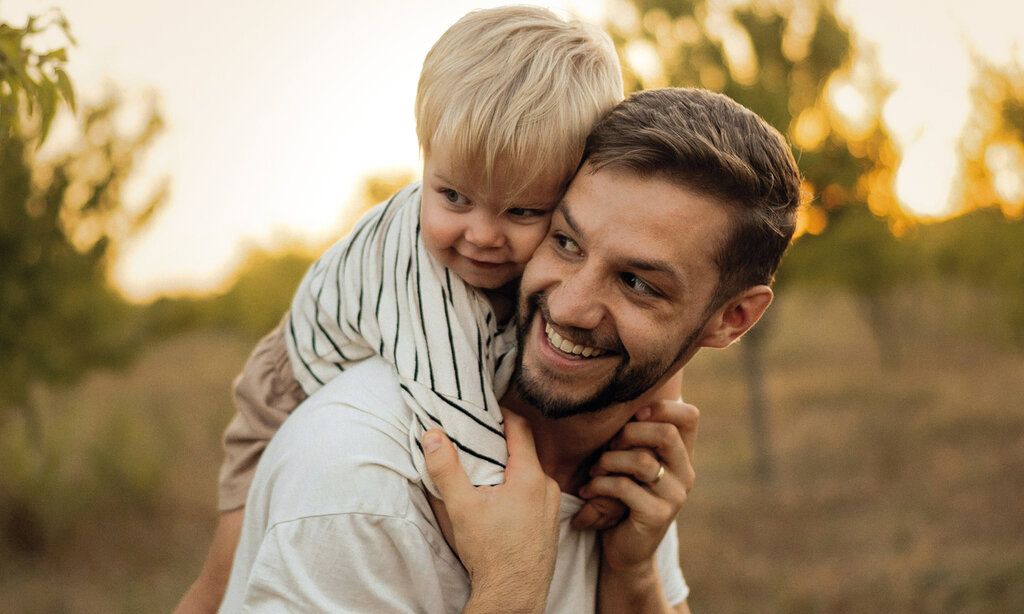 Vater trägt Sohn Huckepack, Spätsommerstimmung