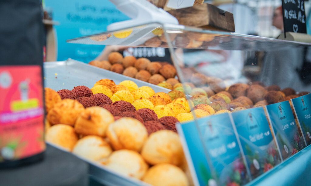 Auslagen auf der Messe Veggieworld, kleine Knödel