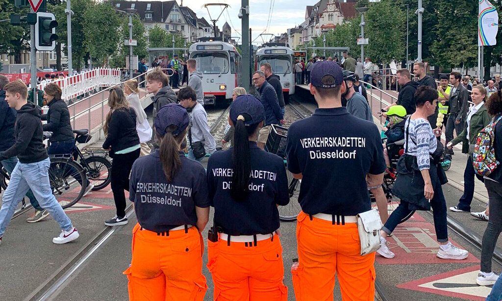 Verkehrskadetten am Luegplatz in Oberkassel während der Kirmeszeit