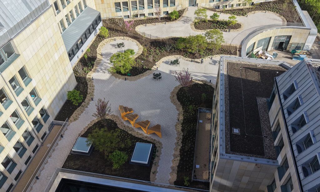 Das Gebäude der neuen VHS auf der Yorckstraße von oben fotografiert