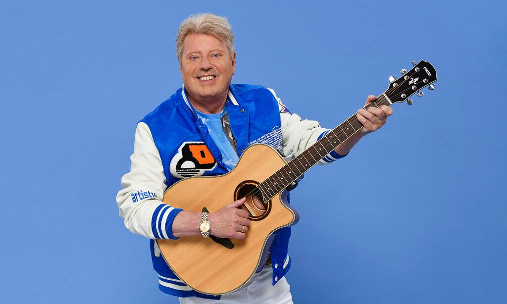 Volker Rosin mit Gitarre