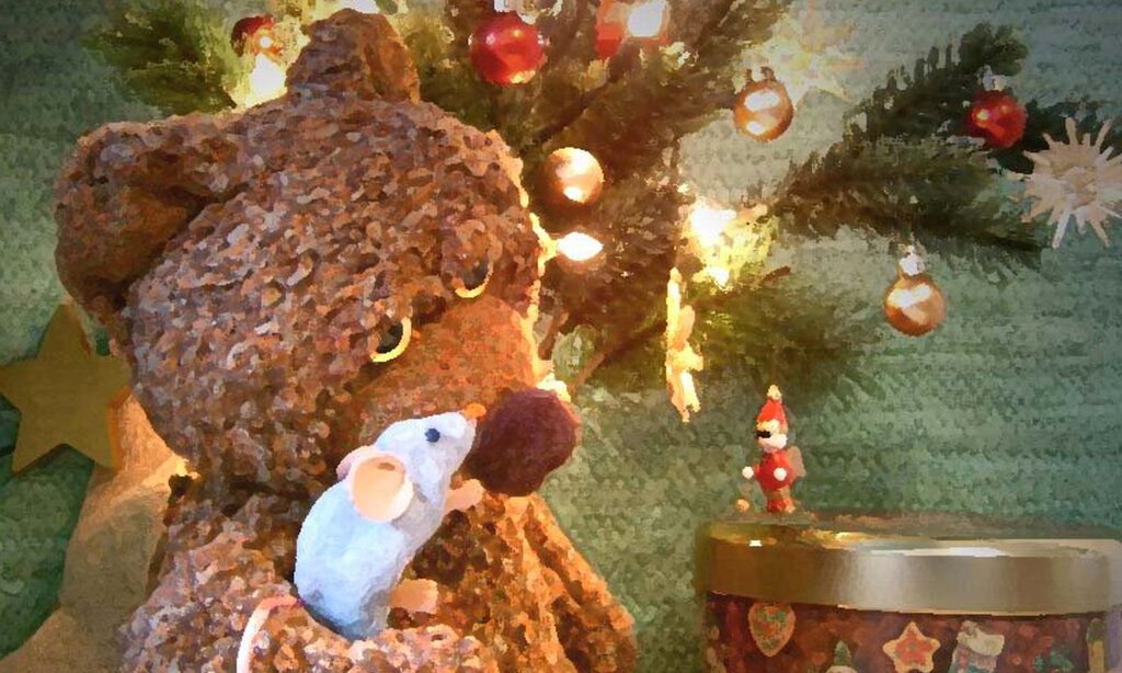 Illustration voneinem Teddy mit einer weißen Maus und Weihnachtsdekoration