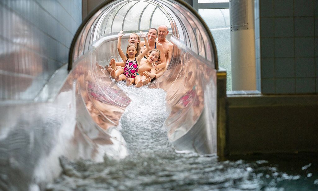 Familie auf einer Wasserrutsche