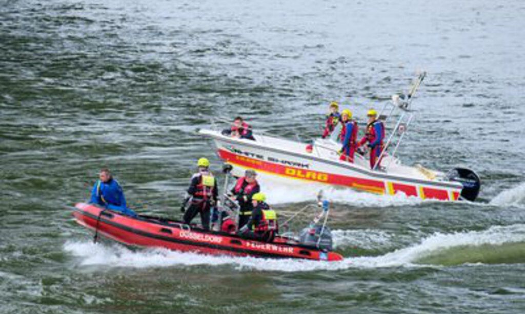 Zwei Rettungsboote der DLRG und Feuerwehr Düsseldorf mit Einsatzkräften an Bord