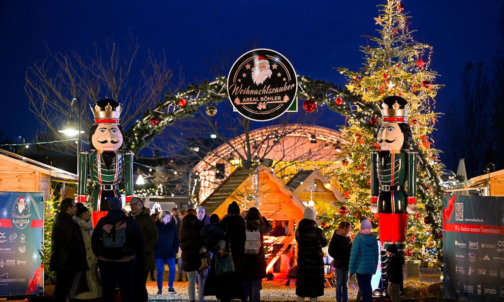 Weihnachtszauber Areal Böhler Eingang am Abend