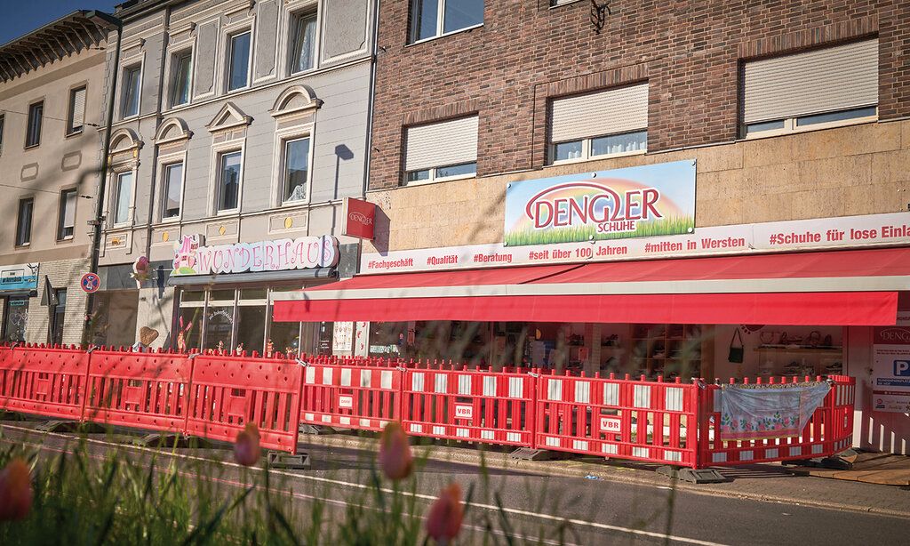 Kölner Landstraße, Außenansicht des Schuhgeschäfts Dengler, davor eine Baustelle