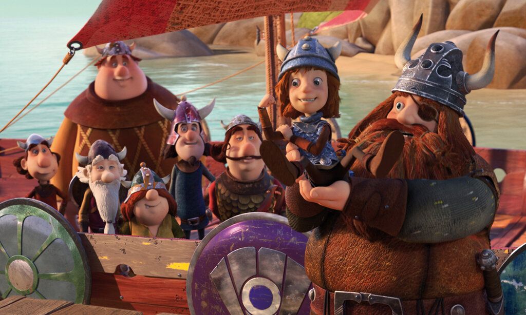 Animationsfilm, Wickie ist auf dem Arm seines Vaters und befühlt seine Armmuskeln, im Hintergrund due starken Männer auf dem Wickingerschiff