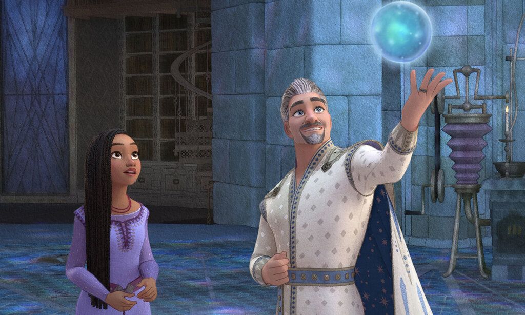 Trickfilm, eine Frau und ein Mann stehen in einem Raum, der Mann lässt eine glitzernde Kugel steigen, im Hintergrund dicke Mauern, altertümliche Geräte