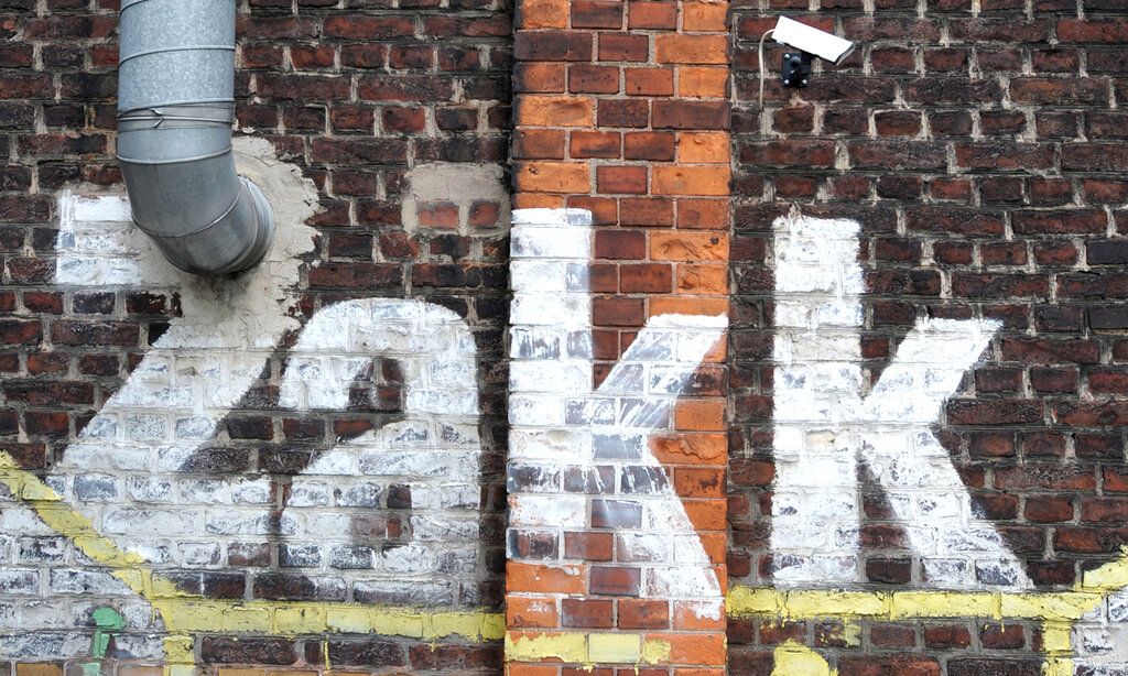 zakk  Außenansicht Mauer mit Grafitty