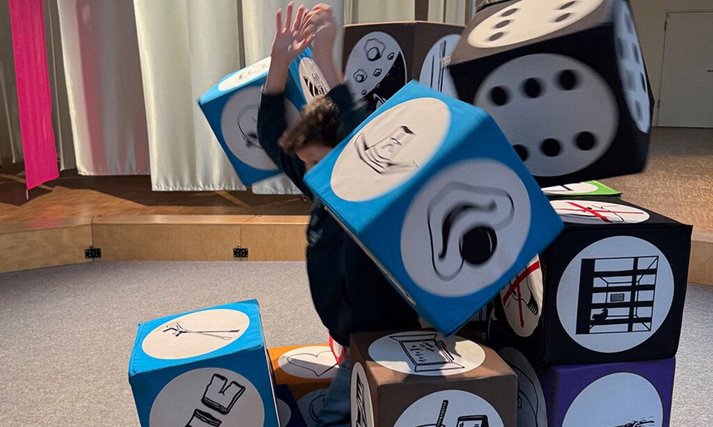 Zufall Ausstellung Akki, Kind springt aus Würfelbar