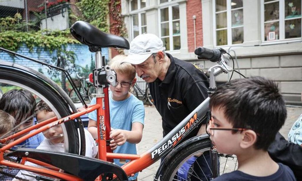 Durch die Radstation am Hauptbahnhof können an ausgewählten Schulen direkt vor Ort kleinere Reparaturen an den Fahrrädern der anspruchsberechtigten Schülerinnen und Schüler durchgeführt werden