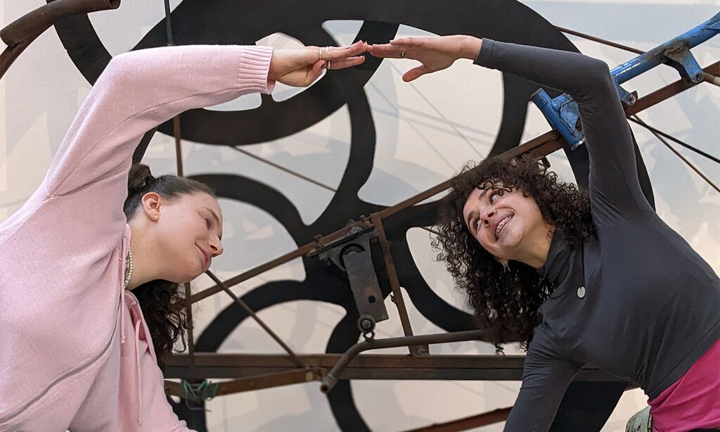 Zwei Frauen vor Tinguely Kunstwerk