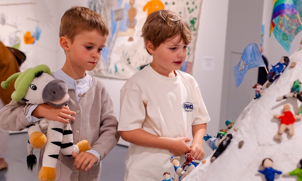 Zwei Jungs besuchen die Kleine und betrachten ein Kunstwerk