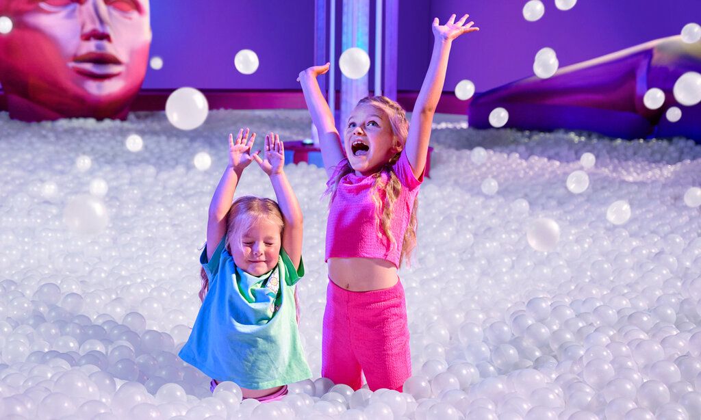Zwei Mädchen toben in einem Bällebad bei Bubble Planet