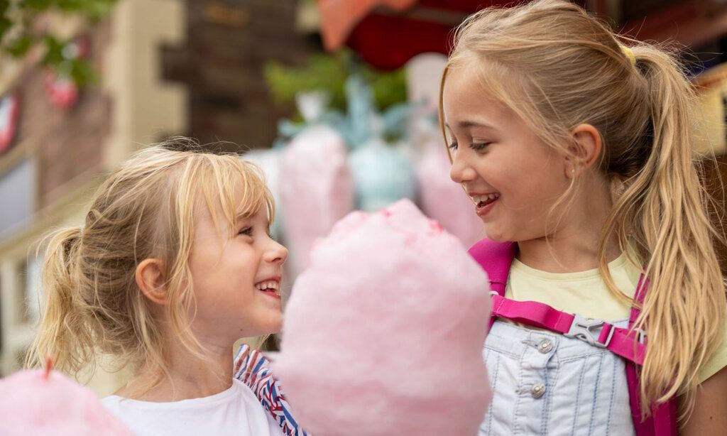 Zwei Mädchen mit Zuckerwatte