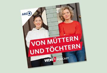 Lisa Ortgies und Angelina Boerger lehnen an Mauer Schrift und Logos von WDR und ARD