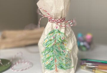 Adventstütchen aus Tetrapack, bemalt mit einem Weihnachtsbaum