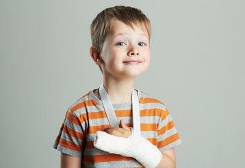 Kind mit verbundenem Arm