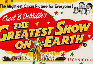 altes Filmplakat, mit Schriftzug „The greatest Show on earth“ und Illustrationen von Clown, Publikum und Zirkustieren