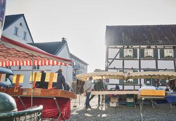 Der Marktplatz von Gerresheim mit Marktständen