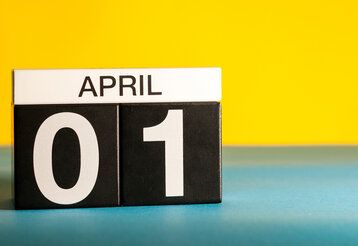 Tischkalender, auf dem der 1. April angezeigt wird, Hintergrund gelb