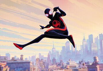 Illustration, Spiderman springt durch die Luft, im Hintergrund die Skyline einer Großstadt