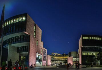 Außenansicht des illuminierten Landtags NRW bei Nacht
