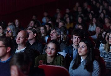 junges Publikum sitzt im Kino