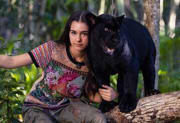 Ella (Lumi Pollack) und ihre beste Freundin, der schwarze Jaguar Hope.