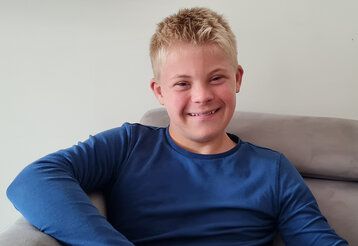 Porträt eines Jugendlichen mit Down-Syndrom