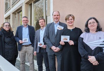 Gruppenfoto: Prof. Astrid Bornheim (HSD – Peter Behrens School of Arts), Jens Breder (Direktor für Kommunikation, Marketing und Sales), Philipp Weinhausen (Stellvertretender Leiter der Clara-Schumann-Musikschule), Thomas Kalk (Leiter der Musikbibliothek der Stadtbüchereien Düsseldorf), Alexandra Stampler-Brown (Geschäftsführende Direktorin), Michaela Dicu (Leitung Junge Oper)