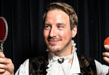 Schneewittchen, gespielt von Johannes Galli vom Galli Theater Düsseldorf.