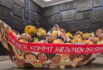 Rathausausstellung 100 Boote – 100 Millionen Menschen: das vom Leo-Statz-Berufskolleg (IFK-Klassen) gemeinsam mit Jacques Tilly gestaltete XXL-Papierboot