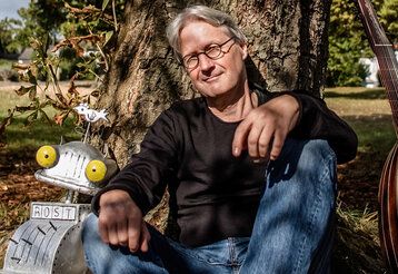 Jörg Hilpert mit Ritter Rost im Garten
