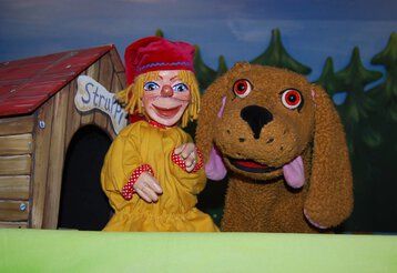 Kasper und Struppi, der Hund aus dem gleichnamigen Stück des Puppentheaters Helmholtzstraße.