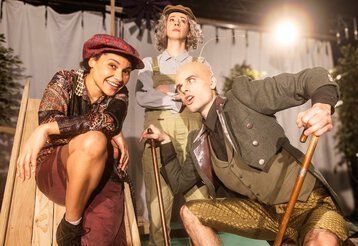 Drei Schauspieler:innen spielen das Stück Pinocchio