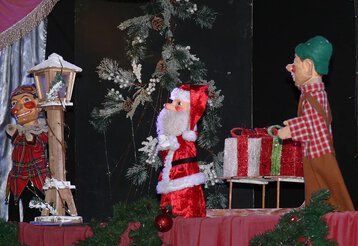 Kasper und der Weihnachtsbaum auf Josef Tränklers Puppenbühne.