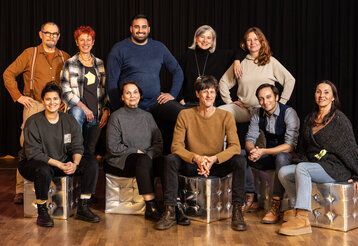 das Team von Kabawil vor dunklem Hintergrund