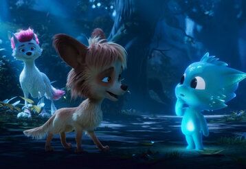 Ein Pinscher redet mit einem kleinen blauen Wesen in einem blauen Wald, im Hintergrund ein weiterer Hund mit rosa Haaren