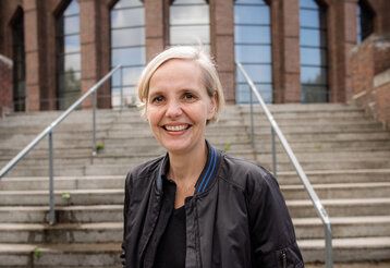 Ariane Stern steht vor dem Eingang der Tonhalle Düsseldorf