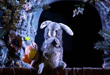 Szenenbild der Josef Tränklers Puppenbühne mit "Kasper und der Osterhase".