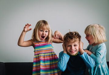 Kinder schreien und machen Krach