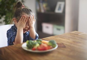Kleinkind isst den Teller mit Gemüse nicht auf